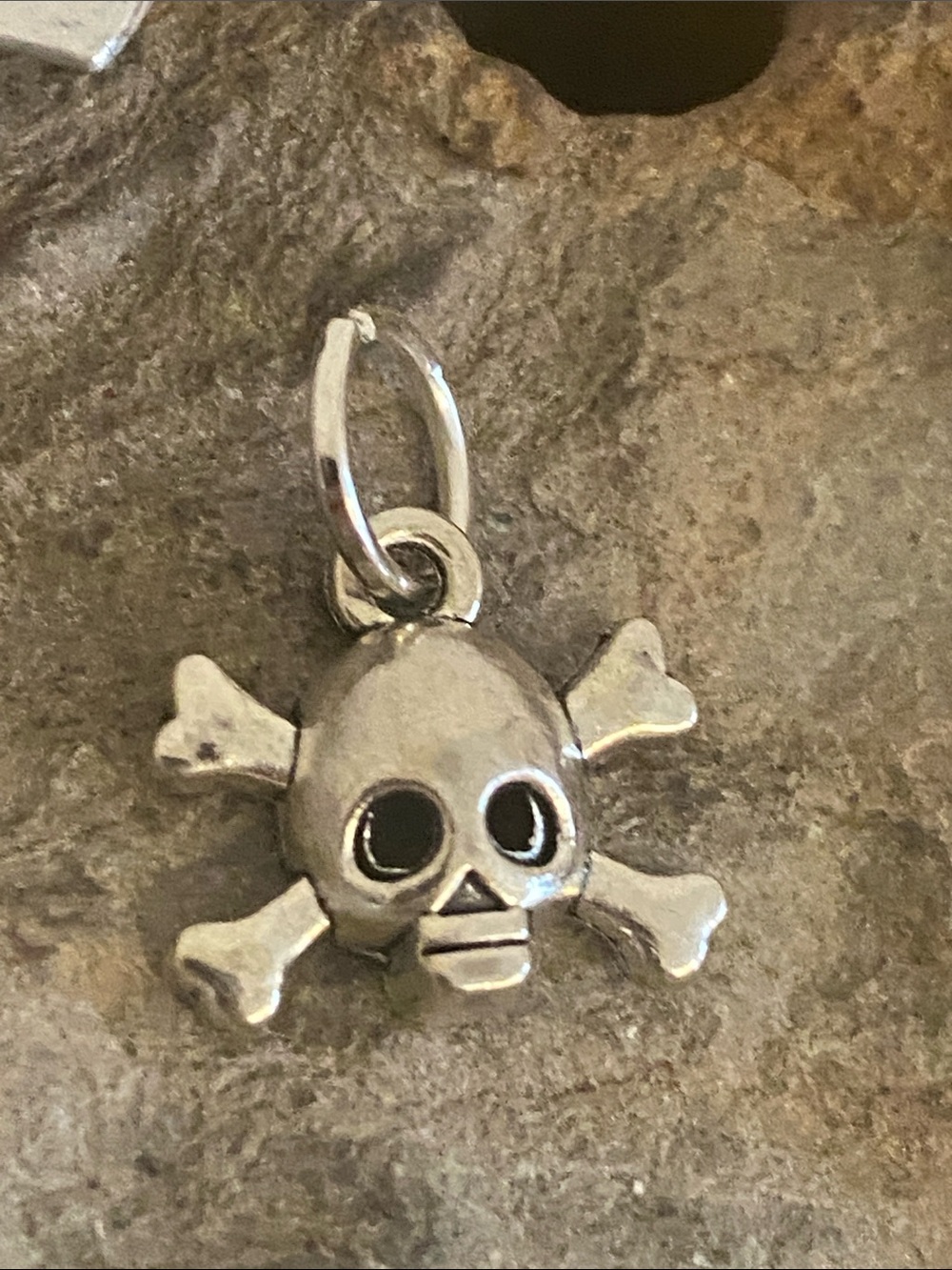 5/$10❤️❤️❤️NEW Silver Tone Zinc Alloy Skull & Crossbones Charm Pendant